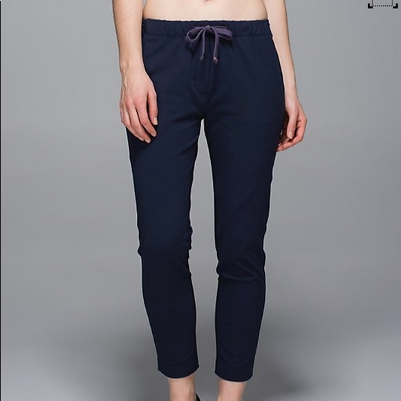 lululemon athletica Pants - Lululemon jet crop slim navy pants (size 6)